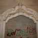 In una di esse spicca un maestoso arco decorativo in rilievo in gesso bianco, anch'esso deturpato da un orrendo scarabocchio